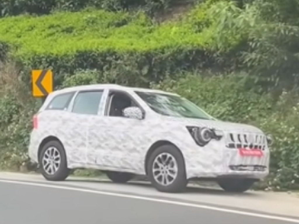 Mahindra XUV700 Facelift Spotted Testing