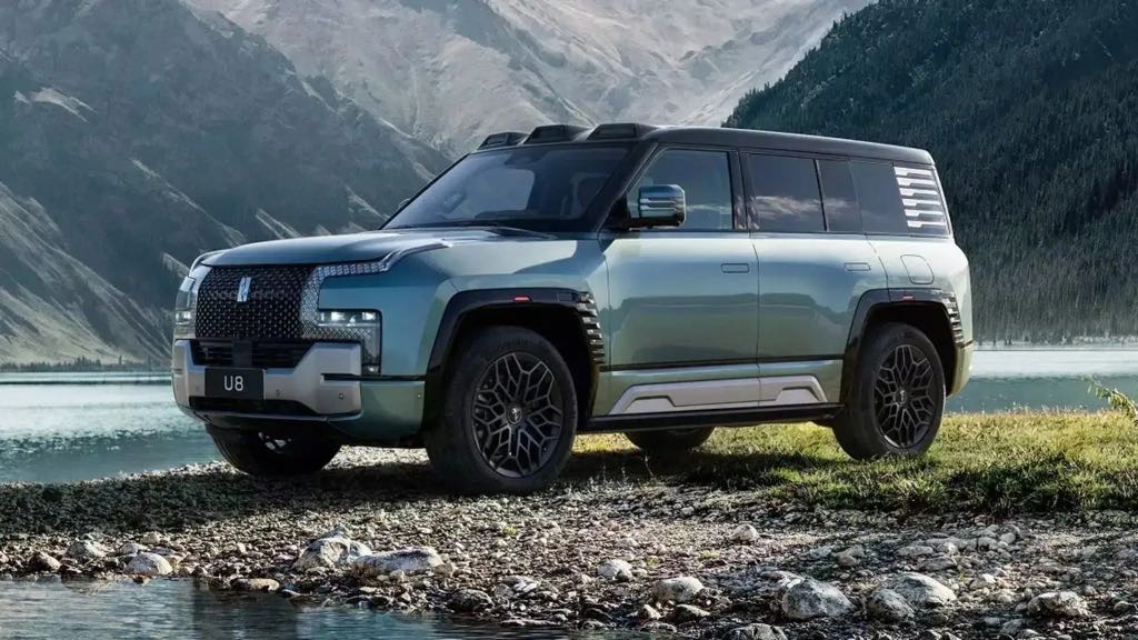 BYD YangWang U8 Tested By Dropping Massive Palm Tree, SUV Remains Drivable